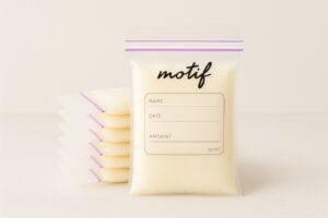 Motif breast milk storage bags showcasing leak-proof design, flat-freezing, and clear labeling area.